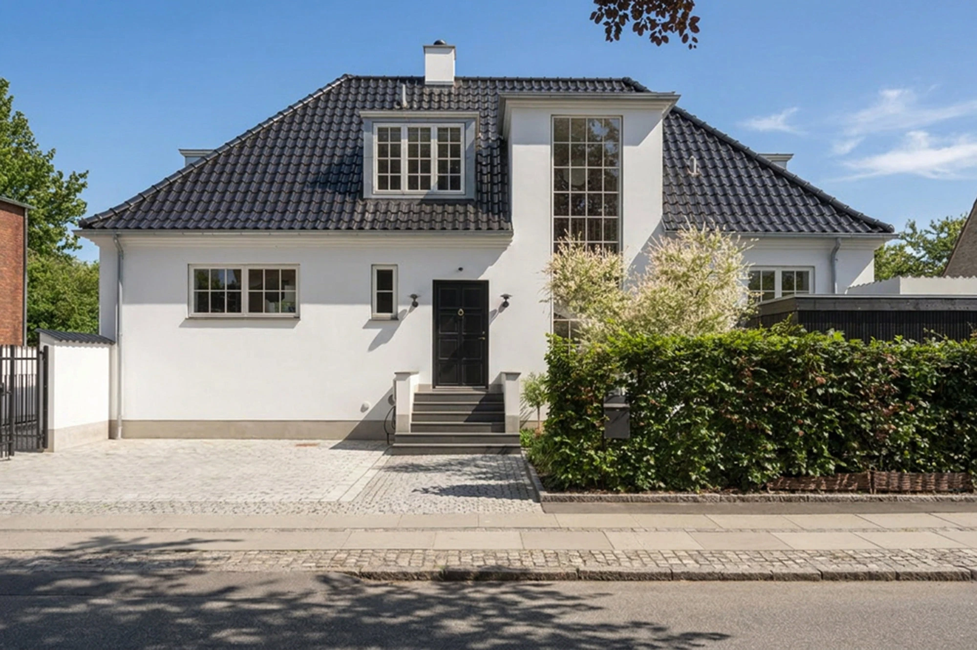 Hvid villa set fra vejen